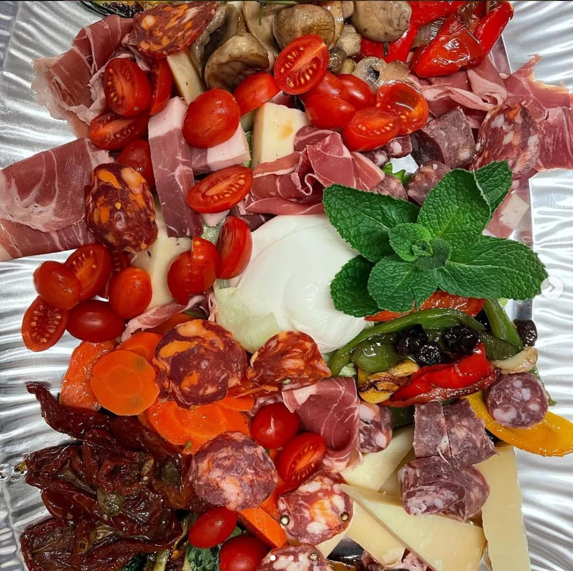 Große Antipasti-Platte mit Burrata, Parmaschinken und Salami