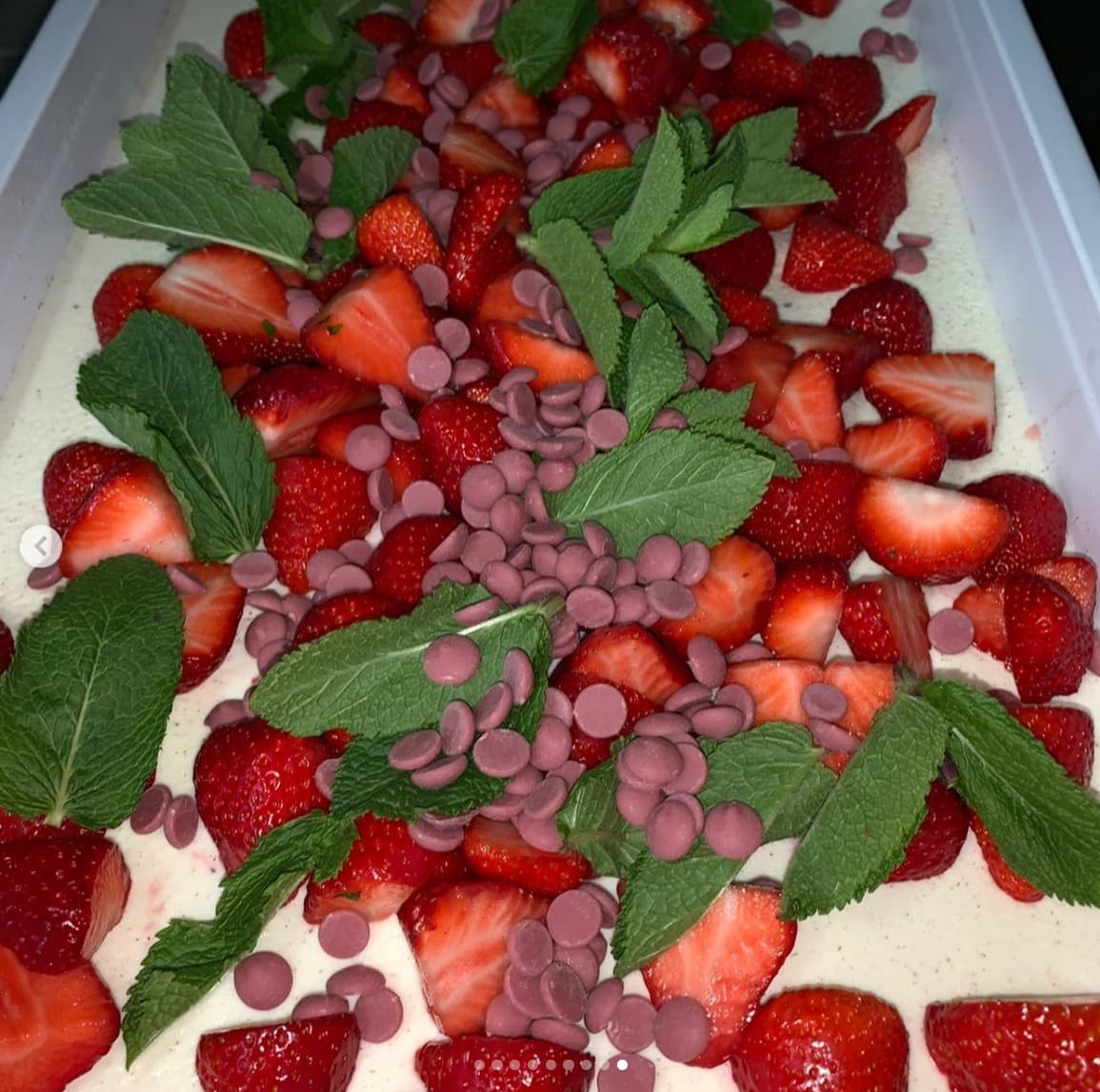 Erdbeer-Semifreddo mit Minze und Schokolade