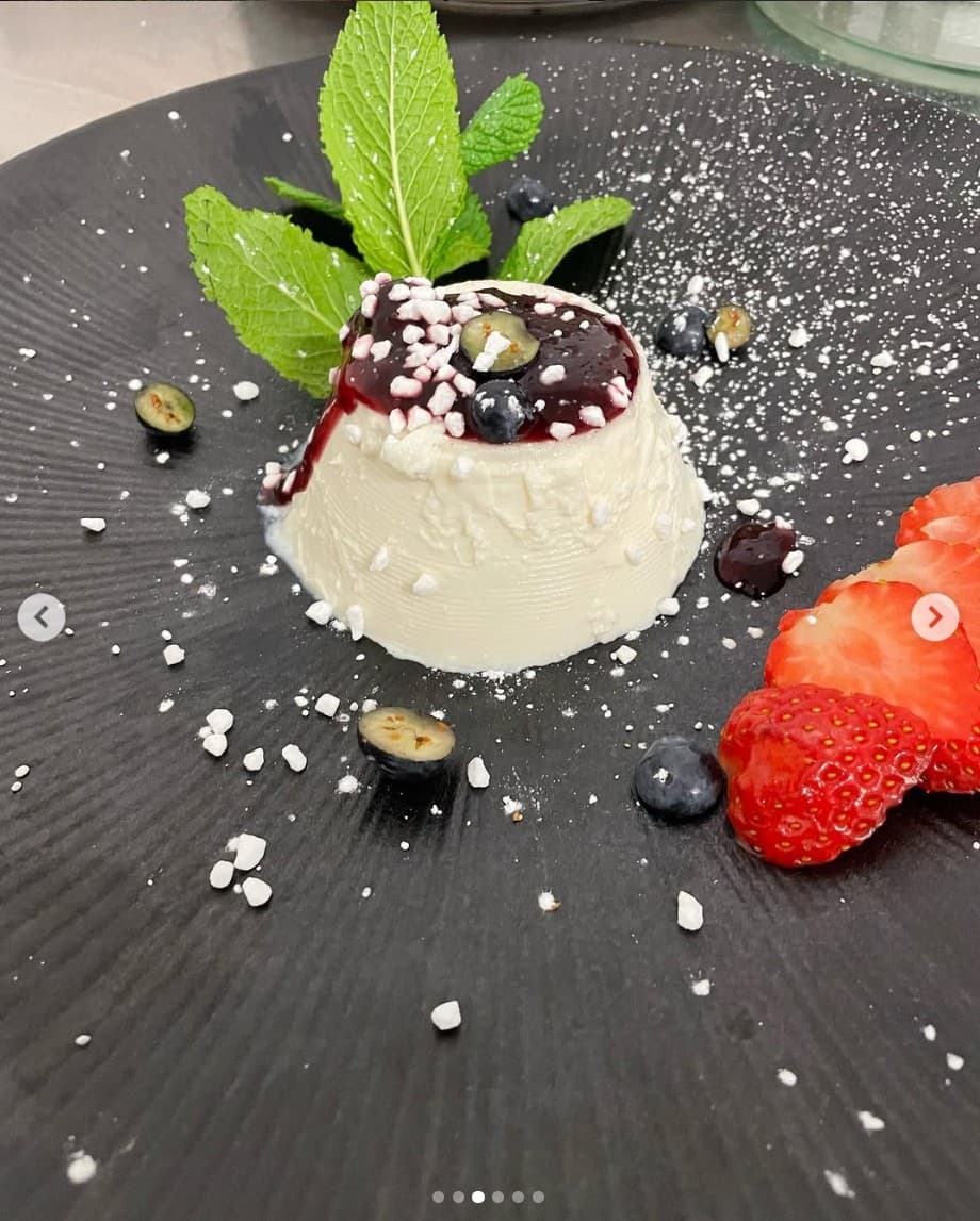 Hausgemachte Panna Cotta mit Waldbeeren und Minze