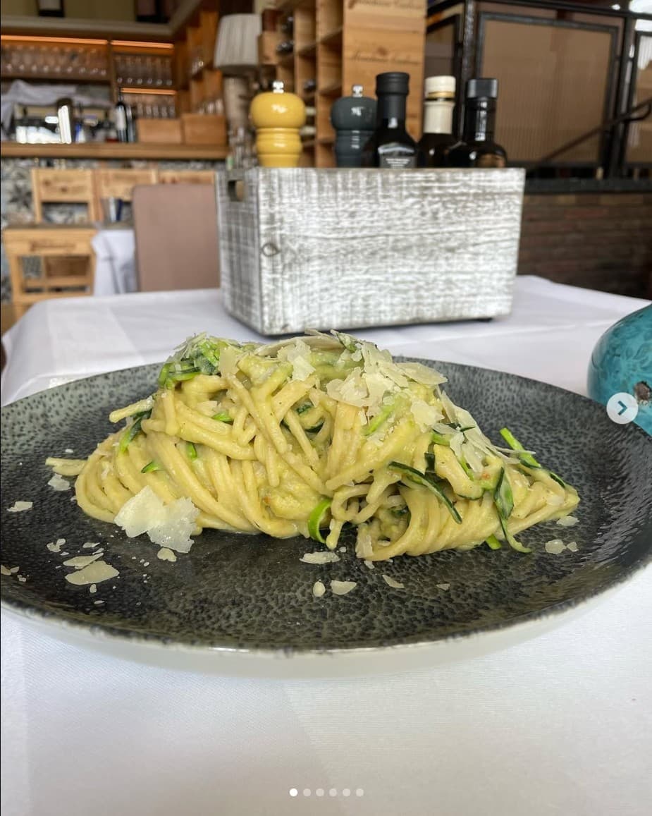 Hausgemachte Pasta mit Zucchini und Parmigiano
