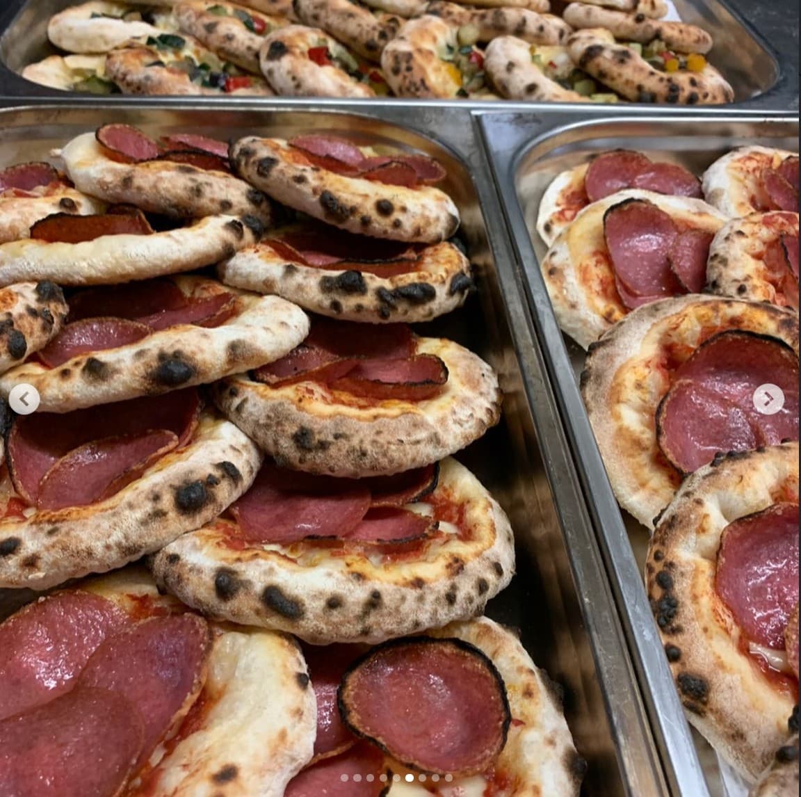 Frisch gebackene Pizze aus dem Steinofen