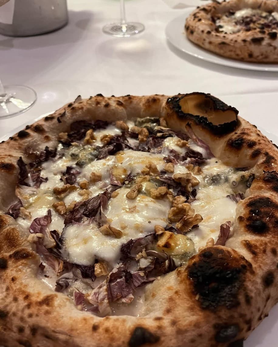 Neapolitanische Steinofen-Pizza mit Radicchio, Gorgonzola und Walnüssen